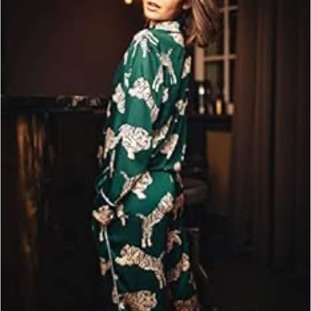 Averie | ZOLA
TWO-PIECE SET |Tiger Print Pajama Set - Picture 3 of 9